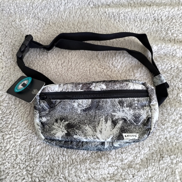 🌸10 For 100🌸 Levi's Waist bag with adjustable strap - Picture 3 of 3